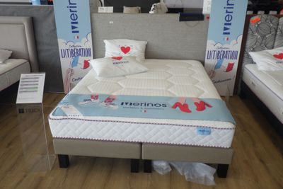 de nombreux matelas exposés dans un magasin