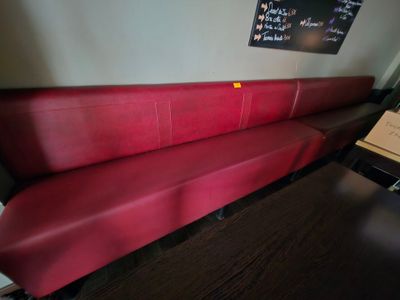 un banc rouge dans un coin d'un restaurant