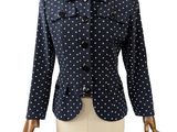 un gros plan sur un mannequin portant une veste à pois