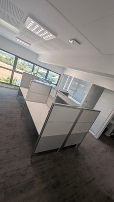 un bureau vide comportant de nombreux box
