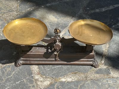 deux plaques en laiton posées sur un socle, au sol en pierre