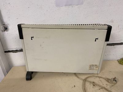 un radiateur blanc posé sur une table en bois