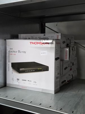 une boîte posée sur une étagère dans un magasin