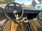 l'intérieur d'une voiture avec un volant et un tableau de bord
