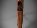 une vieille pipe en bois sur laquelle est sculpté un visage