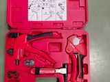 une caisse à outils rouge avec des outils sur le sol