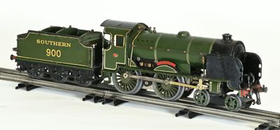 un petit train qui se trouve sur une voie ferrée