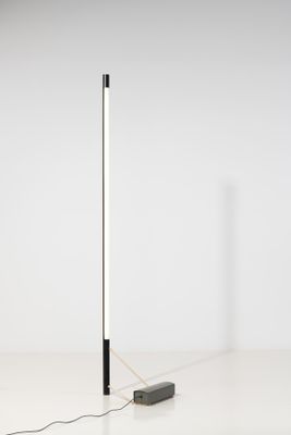 un lampadaire noir et blanc posé sur une table blanche