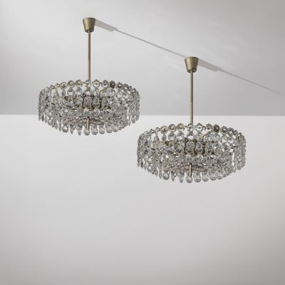 une paire de lustres dont les pendants en cristal sont suspendus au plafond