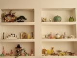 de nombreuses étagères sur lesquelles sont disposés différents types de vases