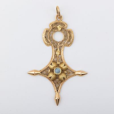 Pendentif croix or filigrané 18K et pierre bleue, Travail Af… - Photo 1