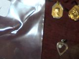 un sac argenté contenant une paire de boucles d'oreilles et muni d'une étiquette