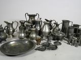 beaucoup d'objets en argent qui se trouvent sur la table