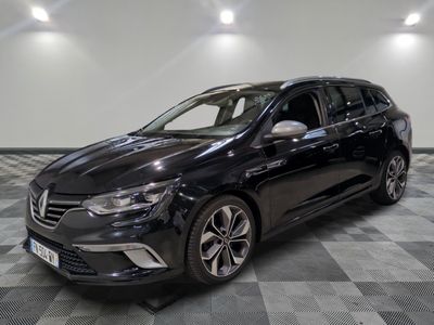 La voiture noire est garée sur un sol en carrelage à damier.