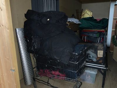 un caddie rempli de bagages dans un garage