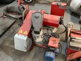 une machine posée sur le sol dans un garage