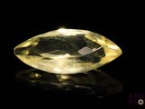 gros plan d'un diamant jaune sur une surface noire