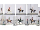 de nombreuses figurines représentant des personnes à cheval
