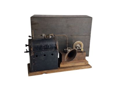 une petite boîte en bois sur laquelle est posée une petite machine