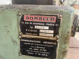 une machine sur laquelle est accrochée une pancarte indiquant « bombled »