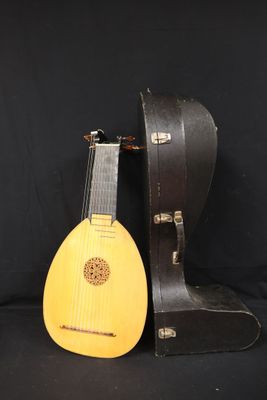 une guitare et un étui sur fond noir