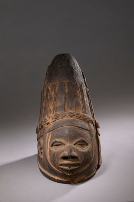un gros plan d'un masque en bois représentant un visage