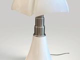 une photo d'une lampe de table blanche surmontée d'un abat-jour blanc