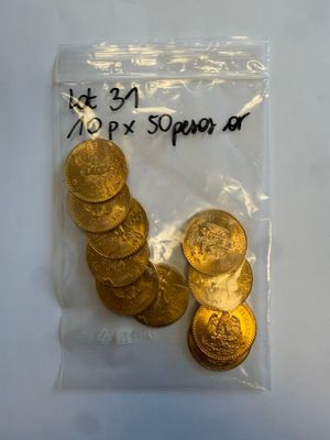 un sac de pièces d'or posé sur une table blanche