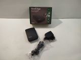 un coffret contenant une télécommande et un chargeur