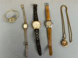 Plusieurs montres et bracelets différents sont exposés sur une table
