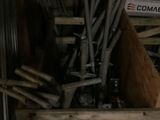 un tas de tuyaux dans un local de stockage