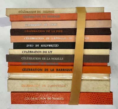 plusieurs livres empilés les uns sur les autres, avec un ruban doré