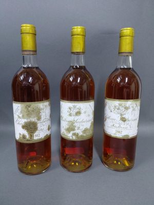 trois bouteilles de vin posées l'une à côté de l'autre sur une table