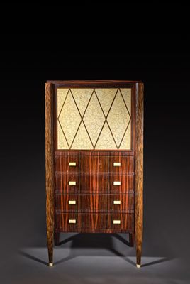 une armoire Art déco ornée d'un motif géométrique sur la façade