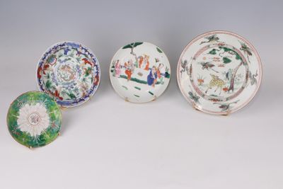 CHINE XXème siècle Réunion de 4 assiettes et coupelles en po…