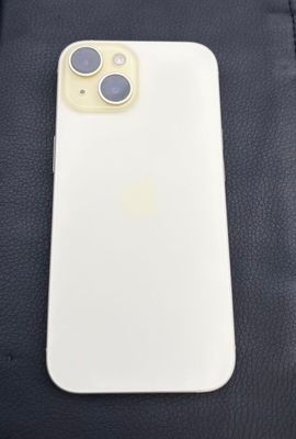 une coque blanche d'iPhone posée sur un sac noir