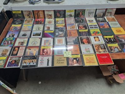 une table sur laquelle sont posés de nombreux CD