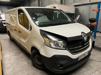 une camionnette blanche garée dans un garage