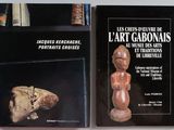 deux livres posés l'un à côté de l'autre sur une table