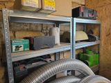 une étagère métallique sur laquelle sont posés tout un tas d'objets divers