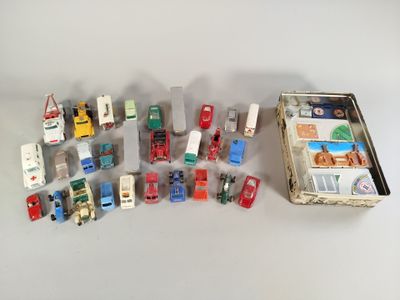 un grand nombre de petites voitures posées sur une table
