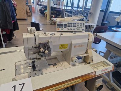 une machine à coudre posée sur une table dans une pièce