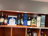 de nombreuses bouteilles d'alcool sur les étagères de la pièce