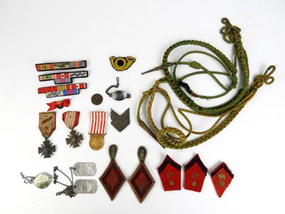 un grand nombre d'objets posés sur la table
