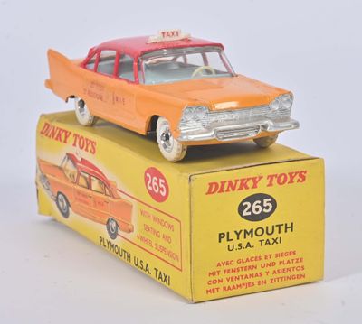 une voiture jouet posée sur une boîte