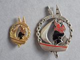 un petit pin's sur lequel figure l'image d'une femme