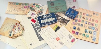 de nombreux types de timbres sur la table