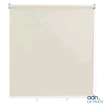 un store enrouleur blanc sur un mur blanc, avec un fond blanc