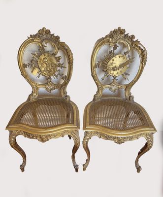 paire de chaises anciennes de style français, ornées de feuilles d'or et de motifs floraux