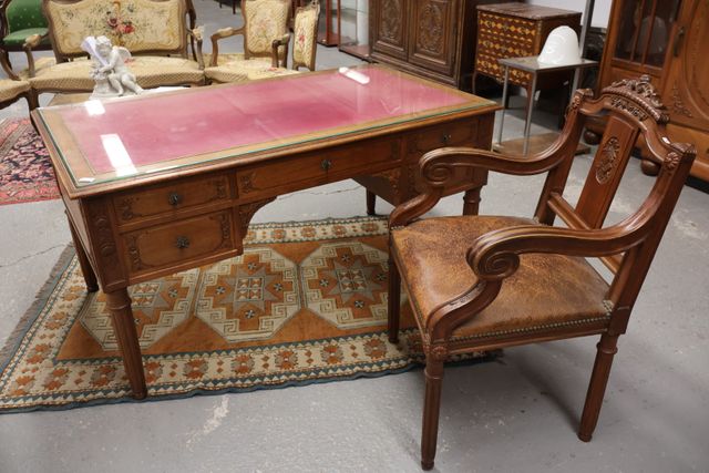Ensemble de mobilier de bureau en noyer sculpté de fleurs, feuill...